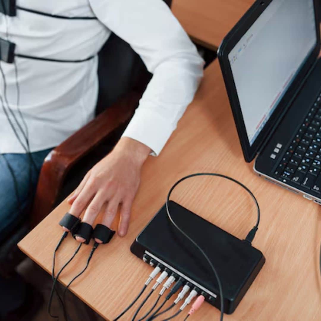 Descubre el divertido mundo de las bromas con un detector de mentiras simulado